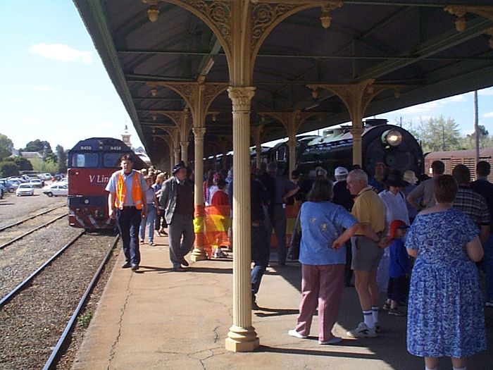 
A view from the end of the long platform at Albury looking towards Sydney.
N458 is in charge of a Melbourne express on the broad Gauge side and
3830/3801 is on the standard gauge side.
