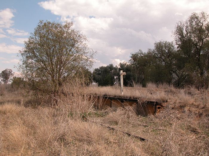 
The concrete platform is still visible under the grass.  The 471 km post is
actually mounted on the platform.
