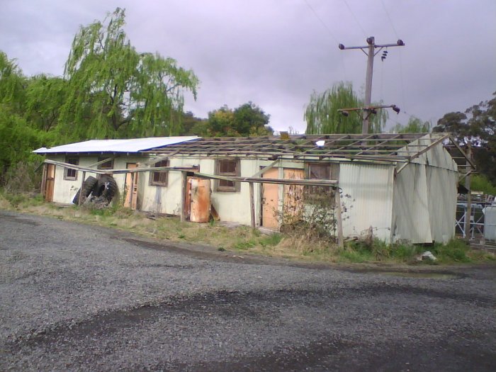 The remains of the last of the amenities buildings for the workers at the nearby Ardglen Quarry. There was originally three or four of these buildings.