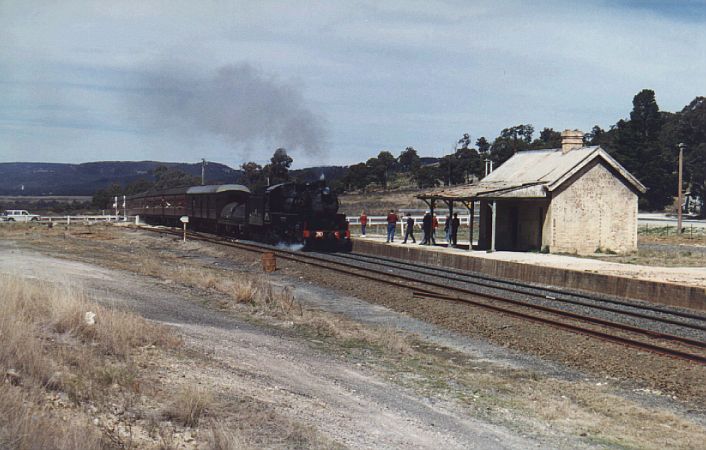 
5910 climbs up the hill and through Ben Bullen station on a RTM charter
to Clandulla.
