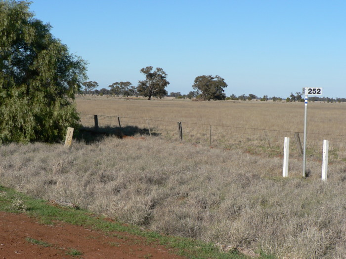 Old and new distance posts in the vicinity of the station.