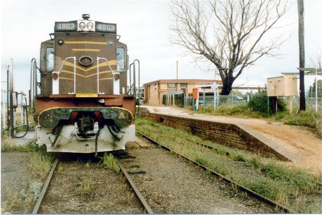 The view looking down along the platform with 4862 in the adjacent siding.