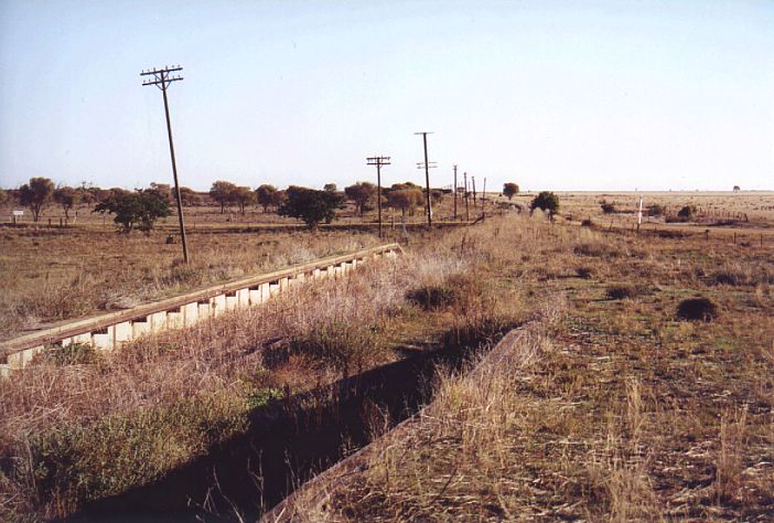 
Bundure station is slightly unusual in that is has a goods platform (centre)
lies directly opposite the passenger platform (left).  This is the view
looking south.
