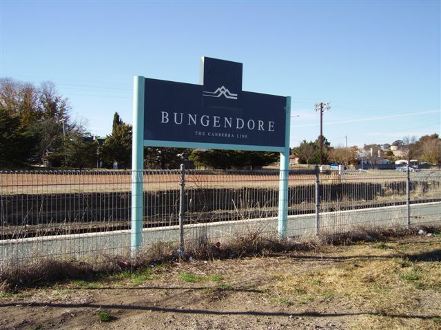 The modern Countrylink sign on the southern end of the platform.