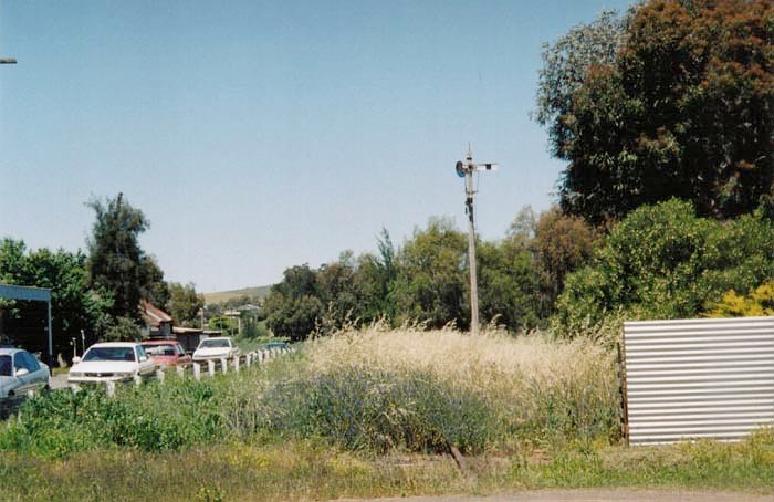 The Down Home signal seen from the road crossing at the Cowra end, about 200 meters back from the actual station. 