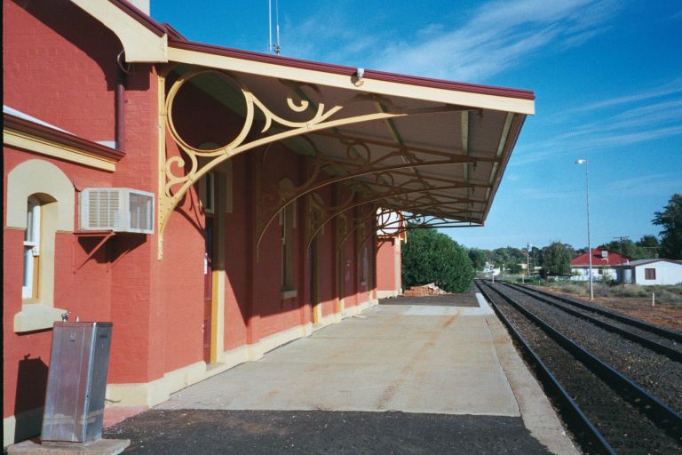 
The view along the platform.  The line in the distance heads to the
Elura and CSA mines.
