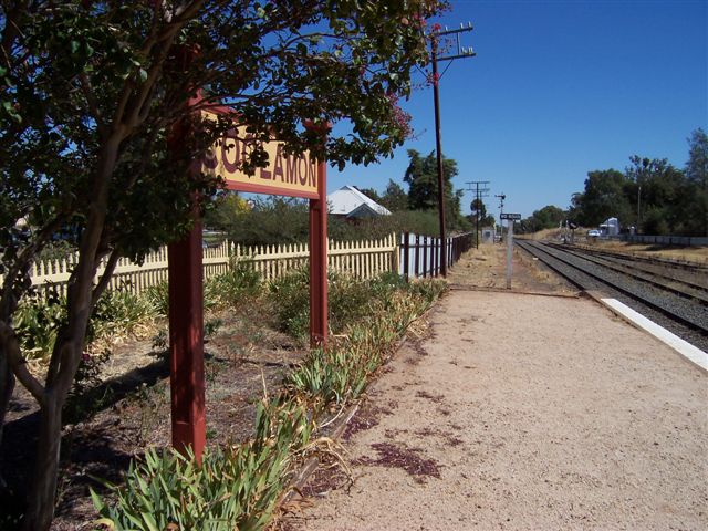 
The recently repainted nameboard at the down end of the platform.
