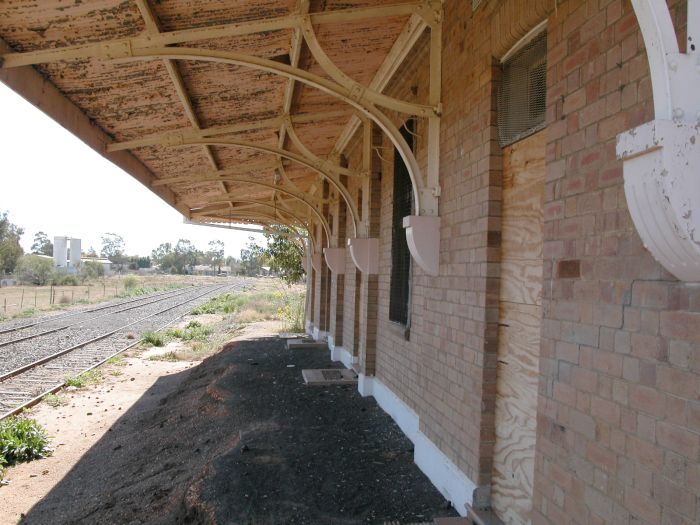 
The view along the cut-back platform towards the end of the line.
