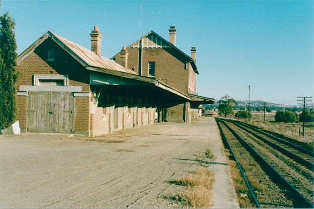 
The view looking west along the platform.
