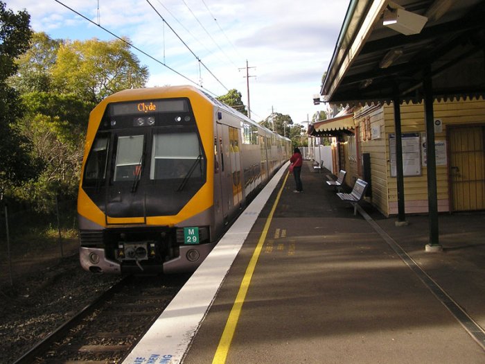 M29 pulls into Dundas Station on an afternoon up service to Clyde.