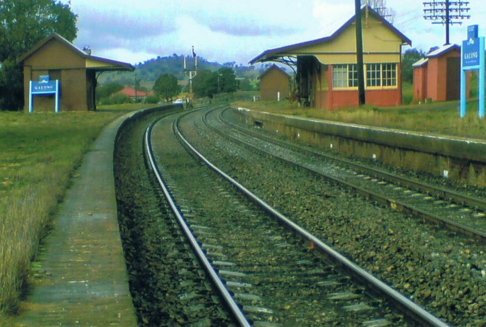 The view looking towards Sydney along the double platforms.