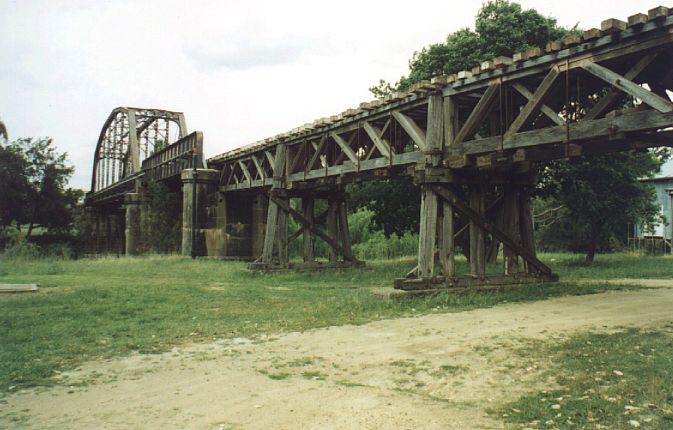 
Part of the magnificent railway bridge over the Murrumbidgee River at
Gundagai.  This is the view from the down end of the bridge.
