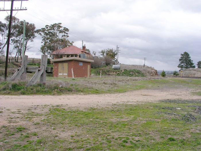 
The short one-time goods siding at Locksley, now used as a per-way siding. The
main lines are on the far right.
