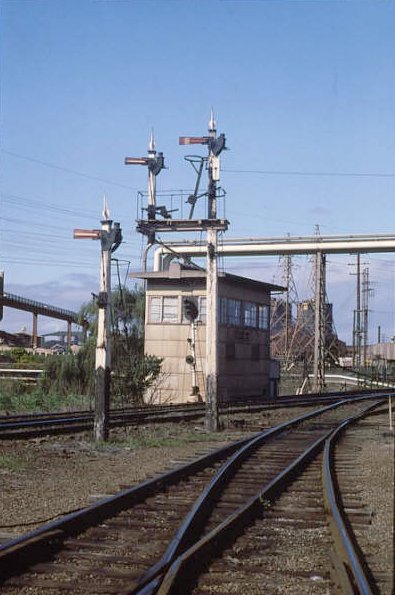 1985 sees life at Allan's creek situated between Lysaghts and Cringila this signal box controlled the siding to Commonwealth Steel. A very busy location.