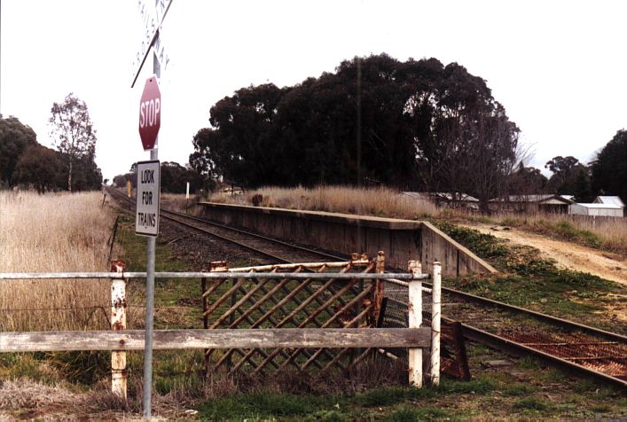 
The short concrete platform is still in good condition.
