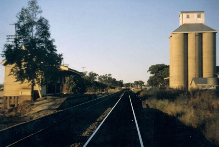 
Closed on 19th July 1975 Marinna station still still sits waiting for
passengers 5 years later.  This view is looking in the down direction.
