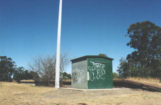 A view of the end of the platform looking south. The actual Menangle Park
station is just out of shot to the left.
