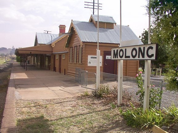 The view looking along the platform in the direction of Sydney.