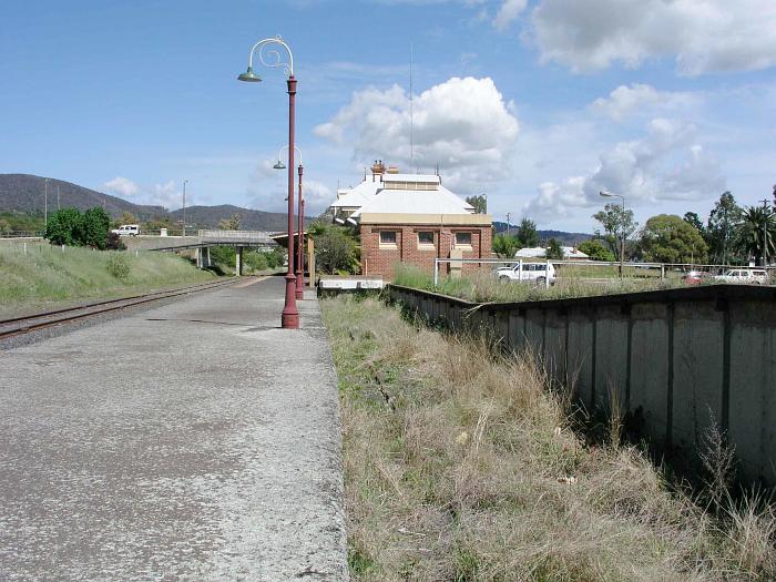 
The dock siding at the up end of the platform.
