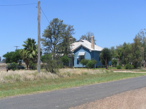 
The former station-master residence, now privately-owned.  The track ran
alongside the house.
