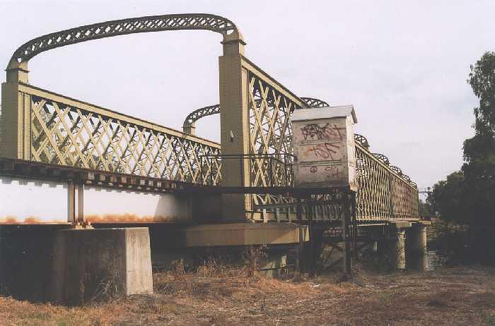 
The Union Bridge over the River Murray at Albury from the northern bank looking south.
