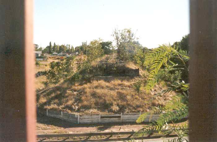 
The Audley Street bridge.  The bridge has been removed but the approaches
remain; view from the south side looking north.  There is no sign of the
removed decking or track in the vicinity.
