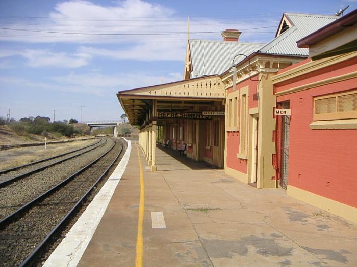 
The view looking along the platform in the direction of Sydney.
