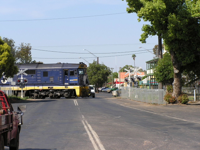 8173 heading west across Dandaloo St railway crossing.