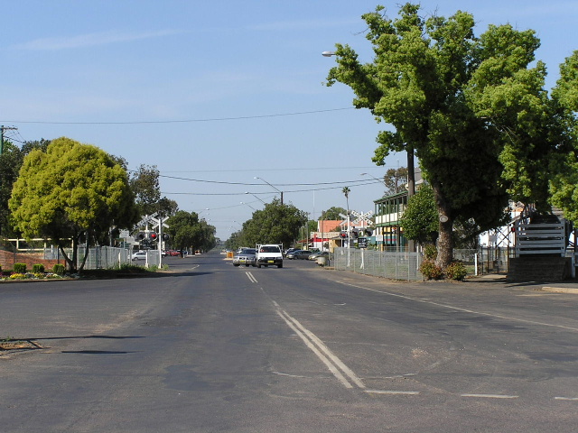 Looking south at Dandaloo Street railway crossing (western end of station platform).