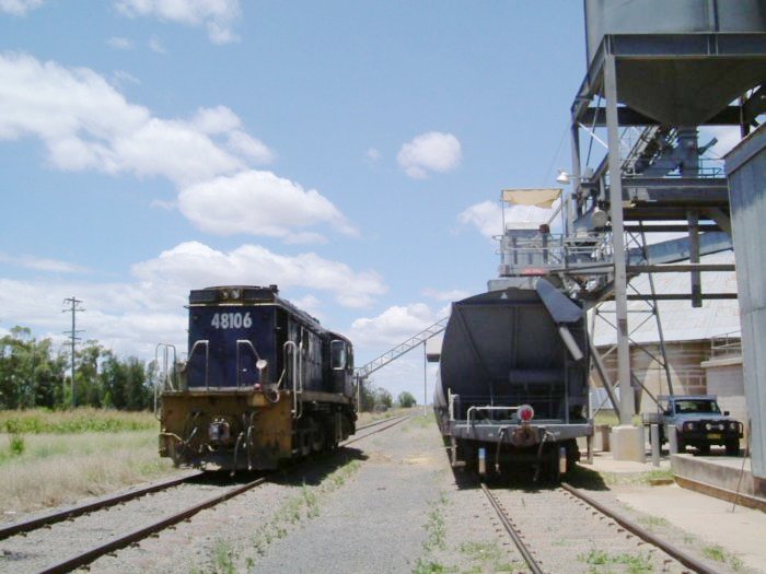 48106 doing shunting duties at the grain loader.