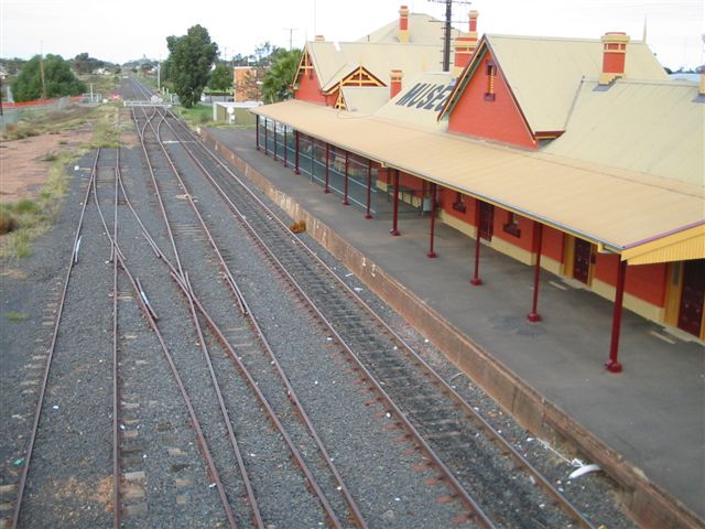 
Nyngan station looking back in the direction of Dubbo.  The station
building is now a museum.
