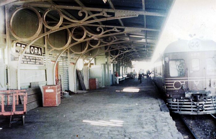 
A 600 class railcar has stopped to exchange passengers before heading on
to Lake Cargelligo.
