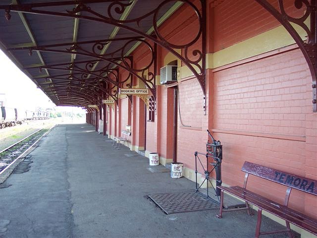 
The view along the platform looking toward Barmedman.
