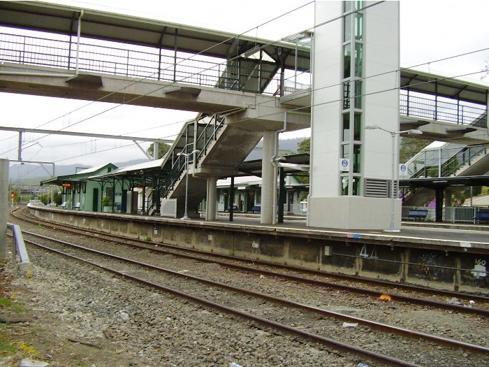 A trackside view of the Sydney end of the Thirroul station looking towards Wollongong.