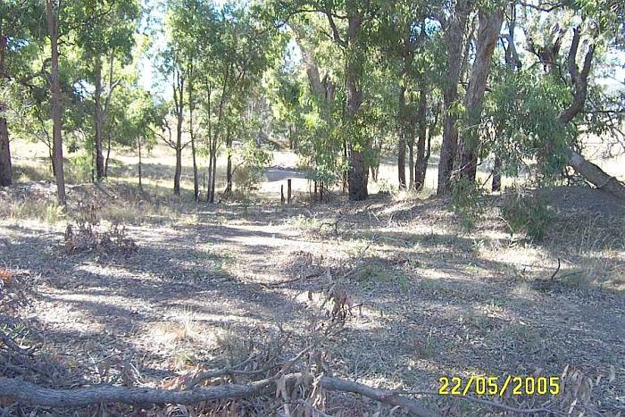 
The Torbane tramway formation enters from the right and then turns straight and
passes through thr fence on the middle distance.
