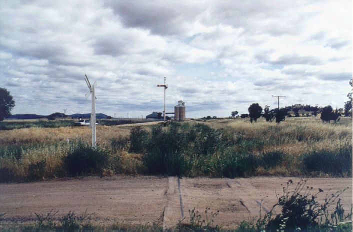 
The home signal is still present, but it appears that no train has run to
Trajere recently.  This is the view looking towards Eugowra.
