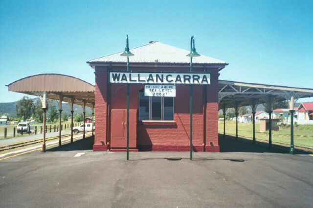 
The view from the NSW end of the platform.  The NSW platform is on the right,
the Queensland platform is on the left.
