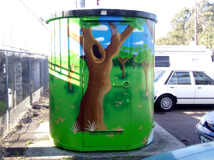 A close view of the painted electrical hut next to the platform.