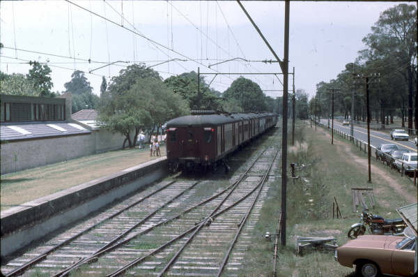 1984 sees a single deck train for the mid week gamblers. The racecourse did not run too many races in the week through a year.